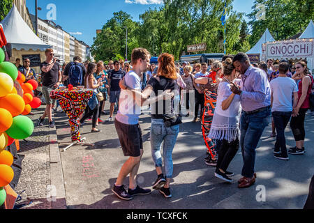 Berlin, Kreuzberg, blücherplatz. 7. -10. Juni 2019. Karneval der Kulturen Street Festival: jedes Jahr an Pfingsten, dass die multikulturelle Vielfalt der Stadt feiert mit musikalischen, kulturellen und Verkaufsstände Essen & Getränke aus aller Welt, Kredit: Eden Breitz/Alamy Stockfoto