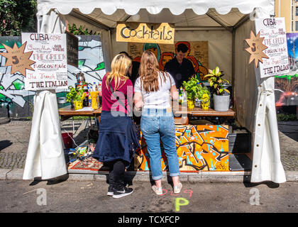 Berlin, Kreuzberg, blücherplatz. 7. -10. Juni 2019. Karneval der Kulturen Street Festival: jedes Jahr an Pfingsten, dass die multikulturelle Vielfalt der Stadt feiert mit musikalischen, kulturellen und Verkaufsstände Essen & Getränke aus aller Welt, Kredit: Eden Breitz/Alamy Stockfoto