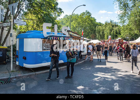 Berlin, Kreuzberg, blücherplatz. 7. -10. Juni 2019. Karneval der Kulturen Street Festival: jedes Jahr an Pfingsten, dass die multikulturelle Vielfalt der Stadt feiert mit musikalischen, kulturellen und Verkaufsstände Essen & Getränke aus aller Welt, Kredit: Eden Breitz/Alamy Stockfoto