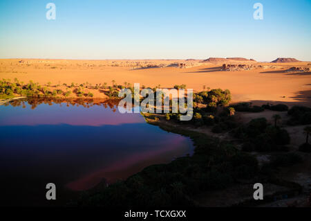 Sonnenuntergang Antenne Panoramablick auf Yoa See Gruppe von Ounianga Kebir Seen, Ennedi, Tschad Stockfoto