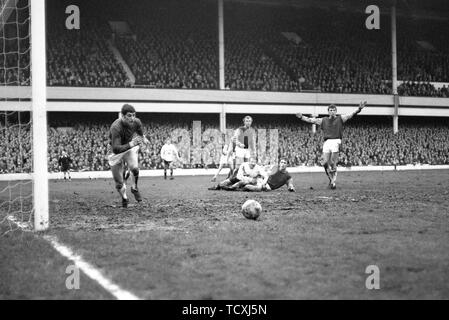 West Ham Torhüter Bobby Ferguson Striche über sein Ziel, die Kugel, die von Manchester City Mike Summerbee, die mit Center gefallen ist vorangegangen zu erreichen - die Hälfte Alan Stephenson (West Ham) während der ersten Division Match am Upton Park. Stockfoto