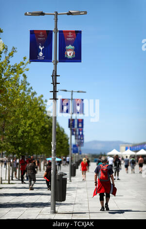 Fans machen sich auf den Weg zu dem Wanda Metropolitano Stadion - Tottenham Hotspur gegen Liverpool, UEFA Champions League Finale 2019, Wanda Metropolitano Stadion, Madrid - 1. Juni 2019 Stockfoto