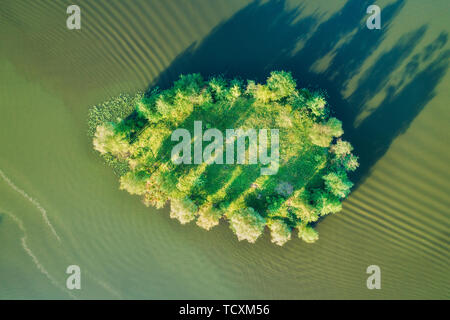 Luftaufnahme der schöne kleine Insel mit grünen Bäumen und Gras Stockfoto