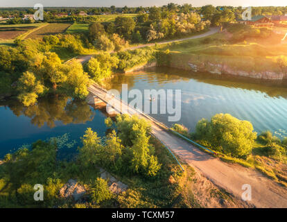 Luftaufnahme der schönen Landschaft bei Sonnenuntergang. Sommer Landschaft Stockfoto
