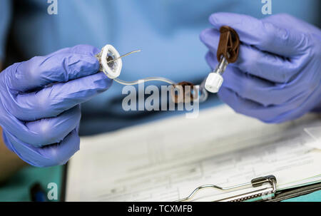 Krankenschwester bereitet Venenkatheter von langer Dauer in einem Krankenhaus, Zugriff auf die Innewohnung Zentralvenösen Linien, konzeptionelle Bild Stockfoto