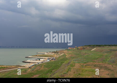 Sturmwolken über das Meer und die Stadt. Dorf an der Küste Liski. Region Odessa. Die Ukraine Stockfoto