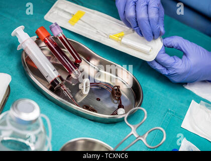 Krankenschwester bereitet Venenkatheter von langer Dauer in einem Krankenhaus, Zugriff auf die Innewohnung Zentralvenösen Linien, konzeptionelle Bild Stockfoto