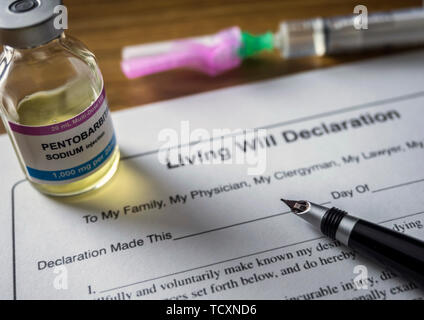 Patientenverfügung Erklärung Neben einer Durchstechflasche von pentobarbital Natrium zur Sterbehilfe zu gehen Sie Form, konzeptionelle Bild Stockfoto