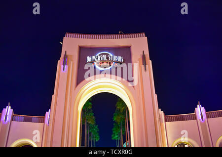 Orlando, Florida. Februar 05, 2019. Blick von oben auf die Universal Studios arch in der Nacht in den Universal Studios im Bereich (3) Stockfoto