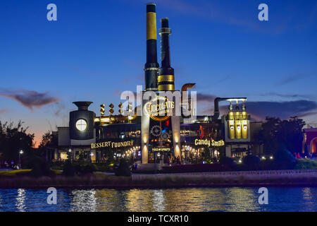 Orlando, Florida. Februar 05, 2019. Schokolade Emporium Restaurant auf blaue Nacht Hintergrund in der City Walk in Universal Studios Area. Stockfoto