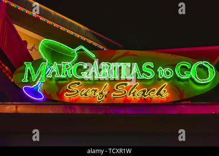 Orlando, Florida. Februar 05, 2019. Beleuchtete Margaritas Getränke anmelden City Walk in Universal Studios Area. Stockfoto