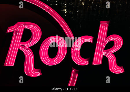 Orlando, Florida. Februar 05, 2019. Rosa Buchstaben der Felsen in der City Walk in Universal Studios Area. Stockfoto