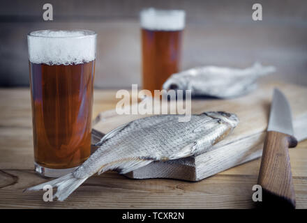 Zwei Gläser Bier und getrockneten Fisch. Stockfoto