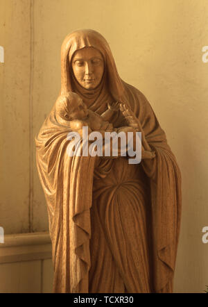 Holz schnitzen von Maria und dem Jesuskind, Kirche St. Maria, der Jungfrau und Mutter, Capel St Mary, Suffolk, Großbritannien. Stockfoto