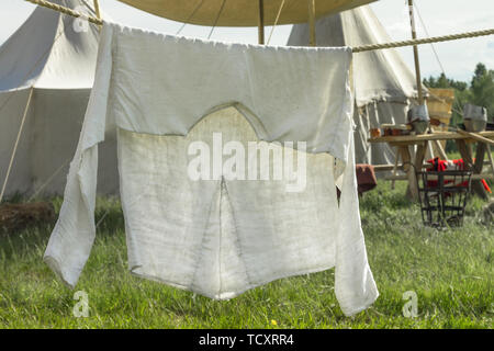 Vintage mens Kleidung hängt am Seil. Stockfoto