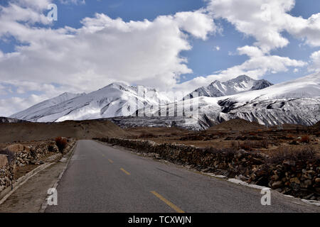 Plateau Landschaft entlang des National Highway 318 Der sichuan-tibet Highway im April 2019. Stockfoto