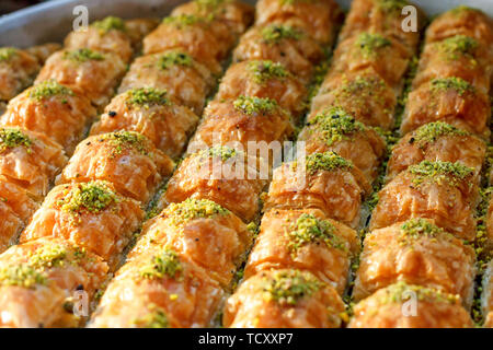 Traditionelle türkische Spezialitäten baklava am offenen Buffet in einem Hotel in der Türkei Stockfoto