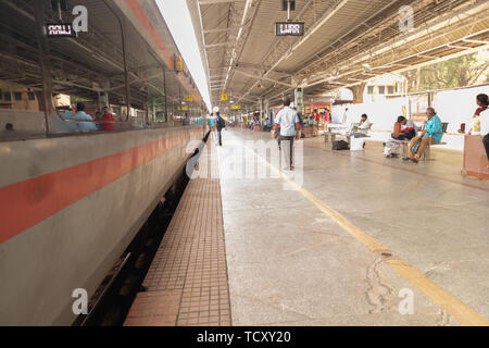 Bangalore, Indien - Juni 03,2019: Nicht identifizierte Personen für den Zug von Bangalore Bahnhof während der Wartezeit Stockfoto