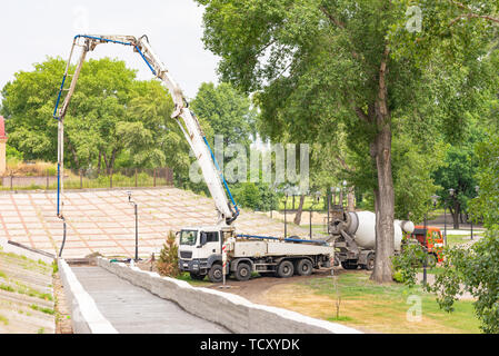 Lkw-montierte Betonpumpe auf einer Baustelle Stockfoto