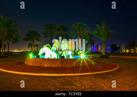 Doha, Katar - Februar 16, 2019: Wasser Töpfe Brunnen oder jar-Brunnen auf der Corniche und Dhow Hafen mit der fernen Business Towers West Stockfoto