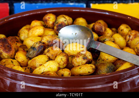 Gebackene baby Kartoffeln im Tontopf Stockfoto