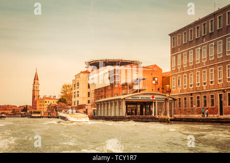 Venedig Italien - 25. Mai 2019: Panoramablick auf Venedig Krankenhaus einlan Grande Canal bei Sonnenuntergang mit Docks für Not Boote und Helikopter deck. Stockfoto