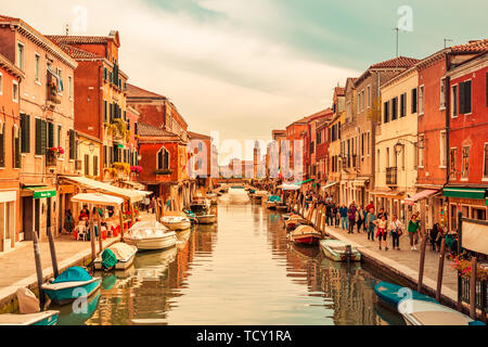 Venedig Italien - Mai 25, 2019: Blick auf die Insel Murano mit den zentralen Kanal, Brücke, Boote, Geschäfte und Touristen bei Sonnenuntergang Stockfoto