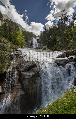 Europa, Frankreich, Pyrenäen, 06-2019, Wasserfall in der Nähe der Brücke von Spanien, (Pont d'Espagne) liegt ein 1500 Meter im Nationalpark der Pyrenäen m Stockfoto