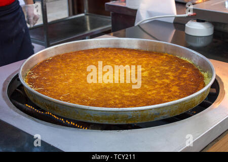 Traditionelles türkisches Dessert kunefe in großen Wanne aus Metall Stockfoto