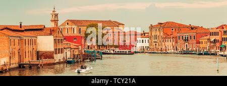 Venedig Italien - Mai 25, 2019: Blick auf die Insel Murano mit den zentralen Kanal, Brücke, Boote, Geschäfte und Touristen bei Sonnenuntergang Stockfoto