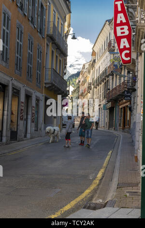 Europa, Frankreich, Cauterets, 05-2019, Pyrenäen Schäferhund von ihrem Besitzer in der höhenlage Dorf in den Pyrenäen ausgeübt werden. Die Stockfoto