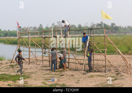 NAKHONPHANOM, THAILAND - 11 April, 2019 - Dorfbewohner Vorbereitung waren Thai Raketen in Rocket Festival Stockfoto