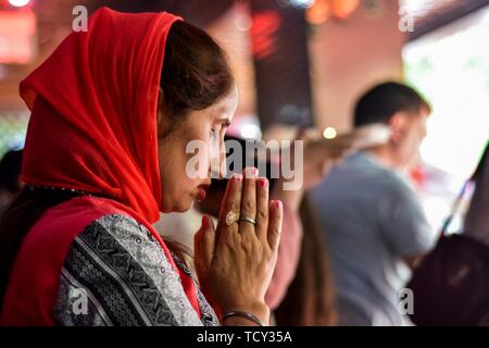 Ein Devotee, betet die Kheer Bhawani Tempel während der jährlichen Hindu Festival in Ganderbal District, ca. 30 km nordöstlich von Srinagar, Kashmir. Tausende von Kaschmir Hindus, von denen viele vor 20 Jahren vertrieben wurden, nahmen an dem Festival, um anzubeten den hinduistischen Göttin Mata Kheer Bhawani am Tag ihrer Geburt. Rund 200.000 kaschmirischen Pandits floh der Region Anfang der 90er Jahre zu Beginn eines Aufstandes gegen die Inder Regel hauptsächlich auf den Hindu-dominierten südlichen Stadt von Jammu und Sie kehren jährlich für das Festival. Stockfoto