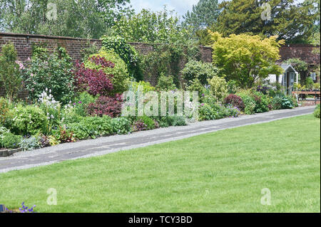 Holehird Gardens ist eine umfangreiche, 10 Hektar großen Gelände in der Nähe von Windermere, Cumbria, England. Es ist die Heimat der Lakeland Gartenbaugesellschaft Stockfoto