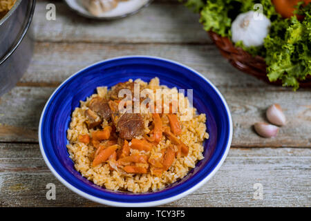 Samarkand pilav Lamm, Reis, Zwiebeln, gelbe Karotten, Gemüse auf dem Tisch in Usbekischen Nationalgericht. Stockfoto