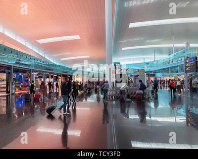 BARCELONA, SPANIEN - Juni 08., 2019. Josep Tarradellas Flughafen El Prat. Öffentlicher Bereich am Terminal T1. Wandern und Passagiere sitzen, warten auf Stockfoto