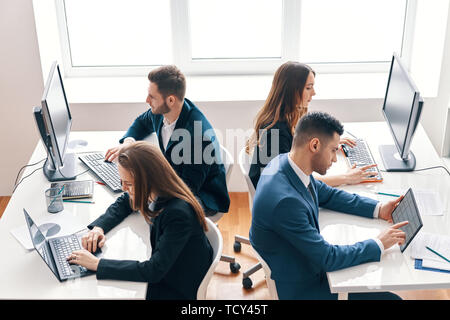 Blick von oben auf die Geschäftsleute Arbeiten am Computer im modernen Büro. Arbeit im Team Konzept Stockfoto