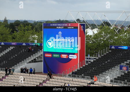 Eine gestörte spielen Bekanntmachung wird so gezeigt, wie Spielen wird während der ICC Cricket World Cup group Phase Match im Hampshire Schüssel, Southampton aufgegeben. Stockfoto