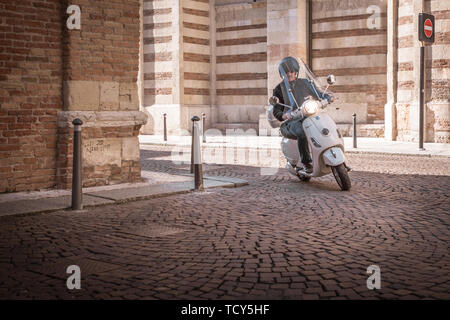 Ein mopedfahrer Reisen die Gassen von Verona, Italien. Stockfoto