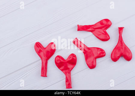 Flach legen rot entflachten Ballons für Valentinstag. Stockfoto