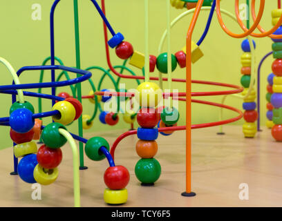 Pädagogische Holz- Logik Spielzeug mit Pfaden in Kleinkind Baby im Kinderzimmer. Stockfoto