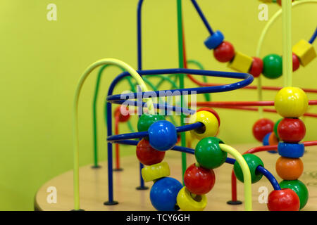 Pädagogische Holz- Logik Spielzeug mit Pfaden in Kleinkind Baby im Kinderzimmer. Stockfoto