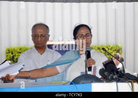 Chief Minister Mamata Banerjee spricht während der Tate Administrative Review Meeting in Kalkutta. West Bengal Chief Minister Mamata Banerjee bezeichnet einen Zustand Administrative Review Meeting mit ihren Offizieren an die Geschäftsstelle der westbengalischen Regierung in Nabanna, Kolkata. Stockfoto