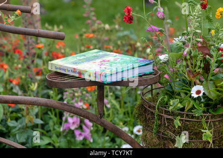 Gartenarbeit für Achtsamkeit Buch auf einer Baumschule Anzeige an RHS Chatsworth Flower Show 2019. Chatsworth, Derbyshire, Großbritannien Stockfoto