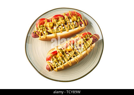 Zwei hot dogs auf Dish auf weißem Hintergrund Stockfoto