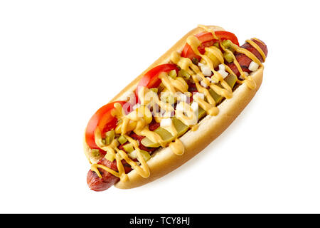 Chicago Style Hot Dog mit Sport Pfeffer auf Weiß Stockfoto