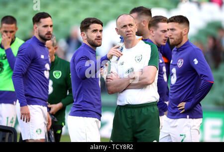 Republik Irland Robbie Brady (Mitte links) spricht physio Tony McCarthy im warm up vor dem UEFA Euro 2020 Qualifikation, Gruppe D Match im Aviva Stadium, Dublin Team. Stockfoto