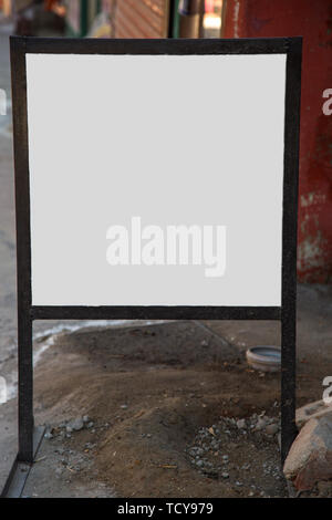 Weiße Zeichen auf der Seite der Straßen in Indien Stockfoto