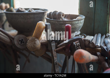 Schmied, Werkstatt und Hand aus Kupfer, Lahich, Aserbaidschan. Innenraum der Schmied Workshop im Dorf. Stockfoto