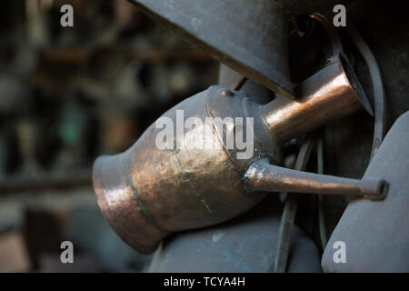 Schmied, Werkstatt und Hand aus Kupfer, Lahich, Aserbaidschan. Innenraum der Schmied Workshop im Dorf. Stockfoto